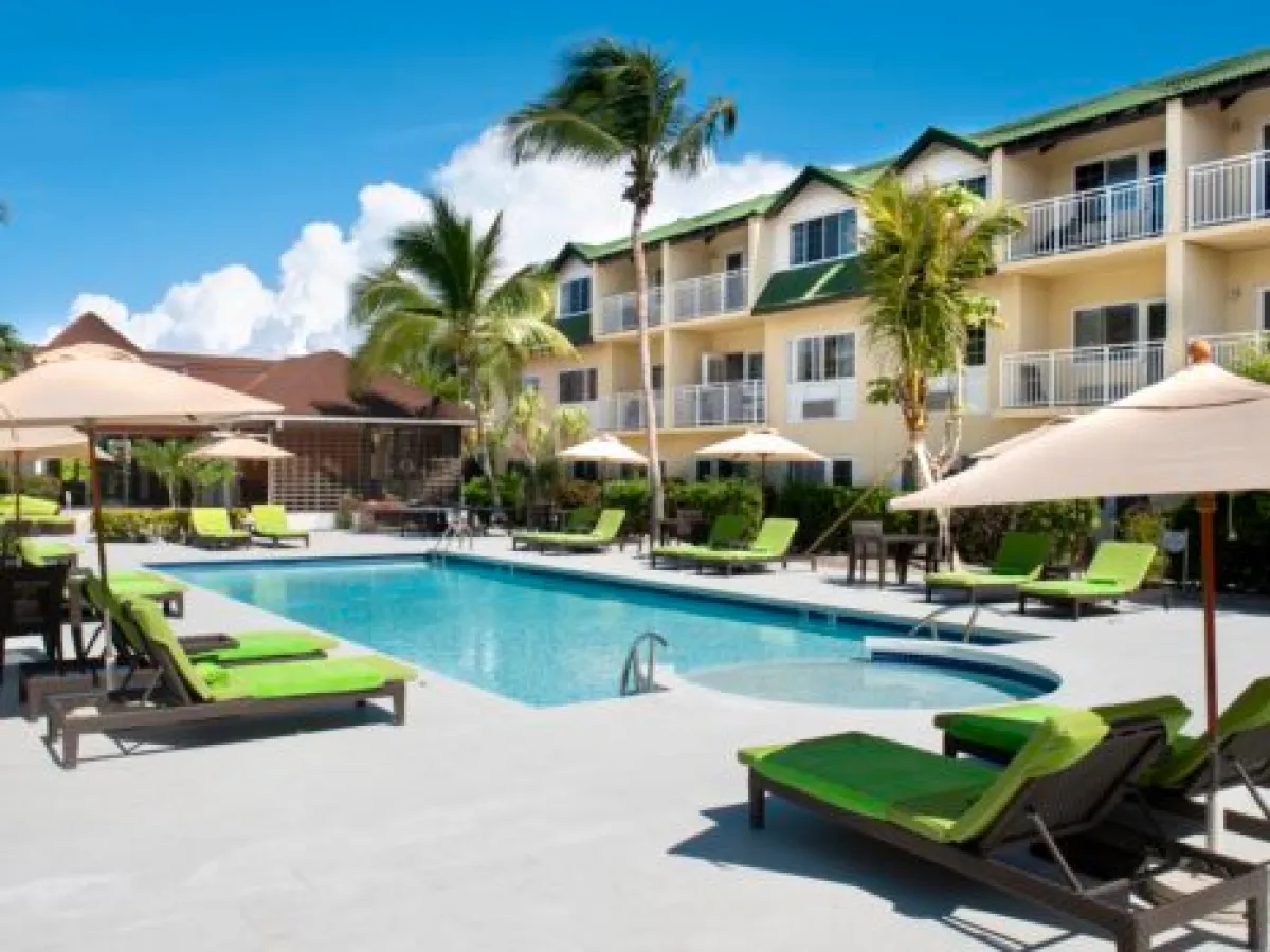 a group of lawn chairs sitting on top of a building