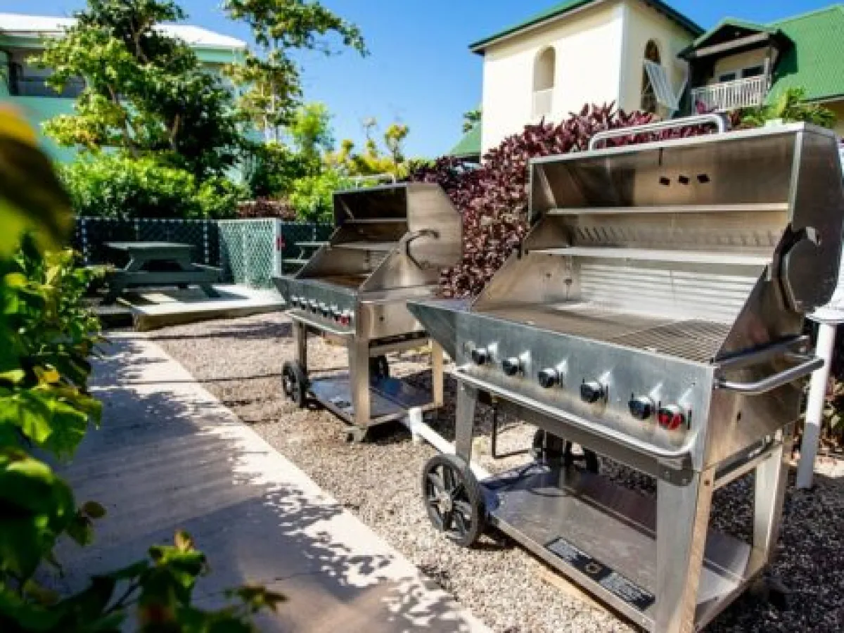 a small truck parked on the side of a building